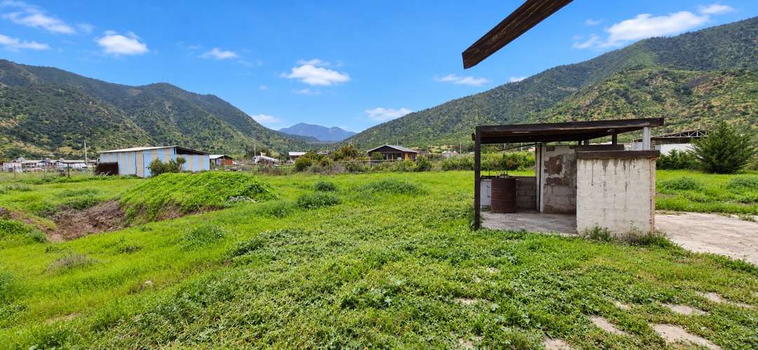 En venta, parcela de 5.000 m2., con casa de 2 dormitorios, en El Melón, Nogales.  100 M$