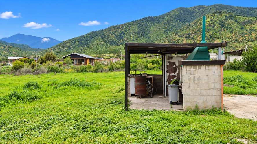 En venta, parcela de 5.000 m2., con casa de 2 dormitorios, en El Melón, Nogales.  100 M$