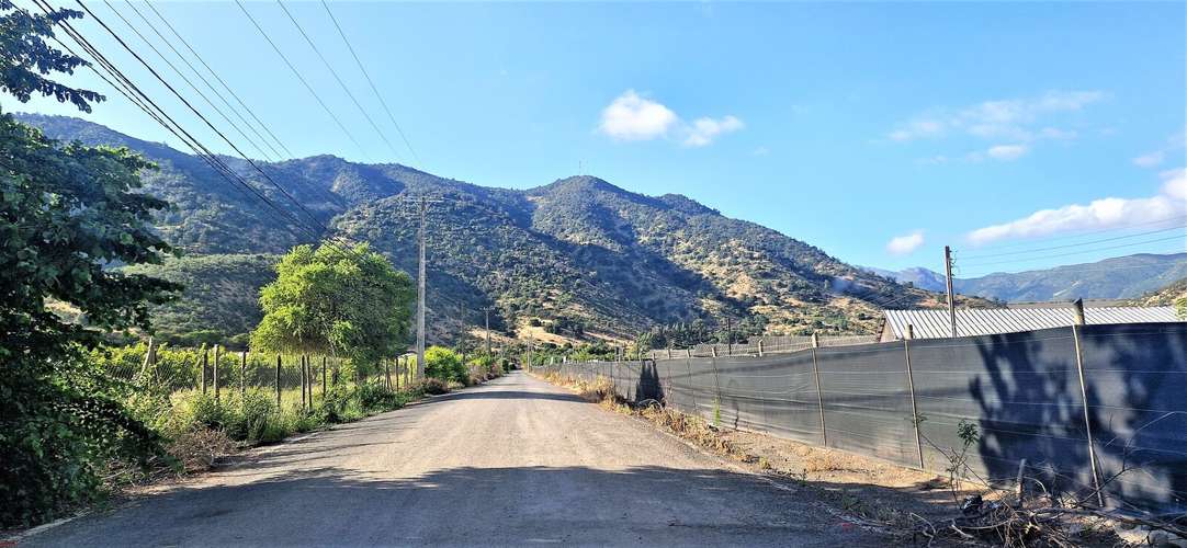 En venta, parcela de 5.000 m2., con casa de 2 dormitorios, en El Melón, Nogales.  100 M$