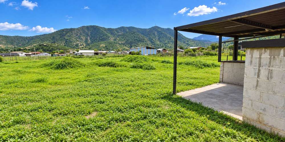En venta, parcela de 5.000 m2., con casa de 2 dormitorios, en El Melón, Nogales.  100 M$