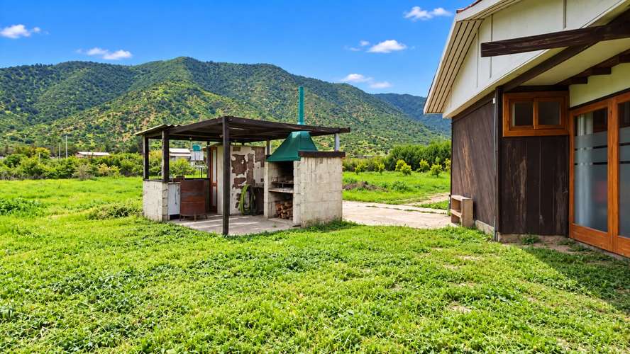 En venta, parcela de 5.000 m2., con casa de 2 dormitorios, en El Melón, Nogales.  100 M$