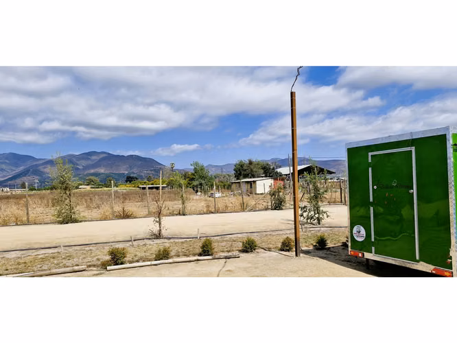 Venta de sitio de 29.375 m2., loteo dividido en 5 parcelas, con 4 canchas de Padel, en Quillota. 15.000 UF.
