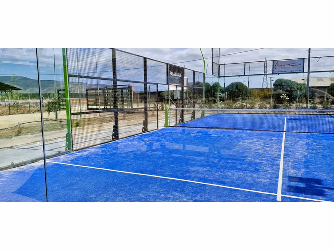 Venta de sitio de 29.375 m2., loteo dividido en 5 parcelas, con 4 canchas de Padel, en Quillota. 15.000 UF.