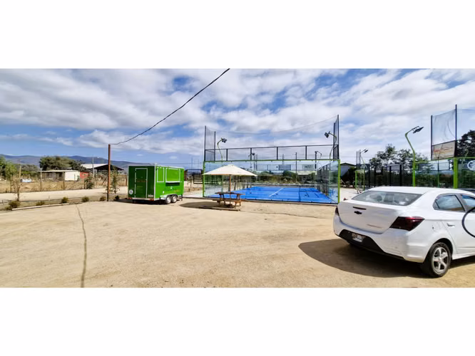 Venta de sitio de 29.375 m2., loteo dividido en 5 parcelas, con 4 canchas de Padel, en Quillota. 15.000 UF.