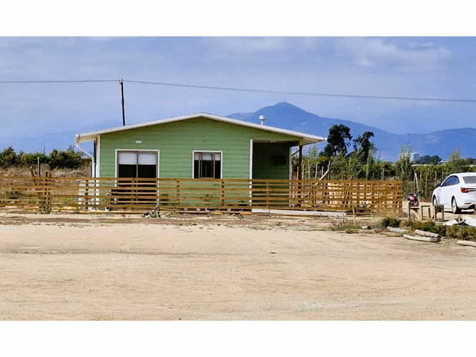 Venta de sitio de 29.375 m2., loteo dividido en 5 parcelas, con 4 canchas de Padel, en Quillota. 15.000 UF.