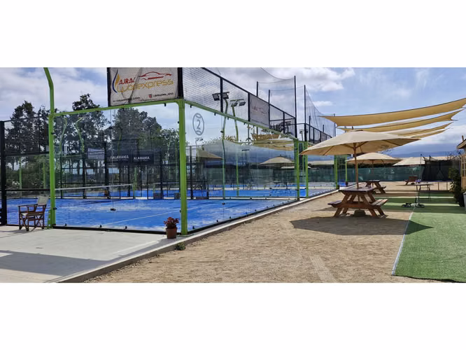 Venta de sitio de 29.375 m2., loteo dividido en 5 parcelas, con 4 canchas de Padel, en Quillota. 15.000 UF.