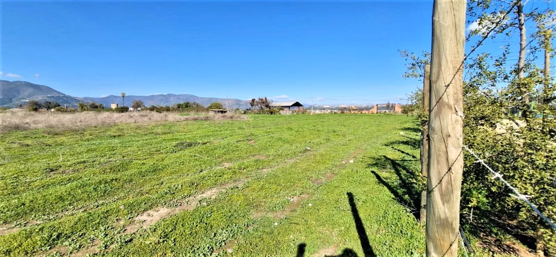 Venta de sitio de 29.375 m2., loteo dividido en 5 parcelas, con 4 canchas de Padel, en Quillota. 15.000 UF.