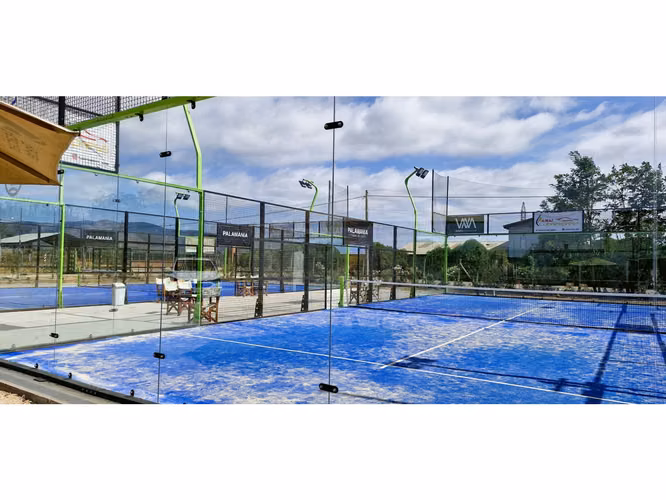 Venta de sitio de 29.375 m2., loteo dividido en 5 parcelas, con 4 canchas de Padel, en Quillota. 15.000 UF.