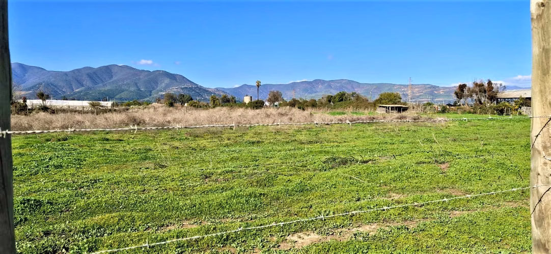 Venta de sitio de 29.375 m2., loteo dividido en 5 parcelas, con 4 canchas de Padel, en Quillota. 15.000 UF.