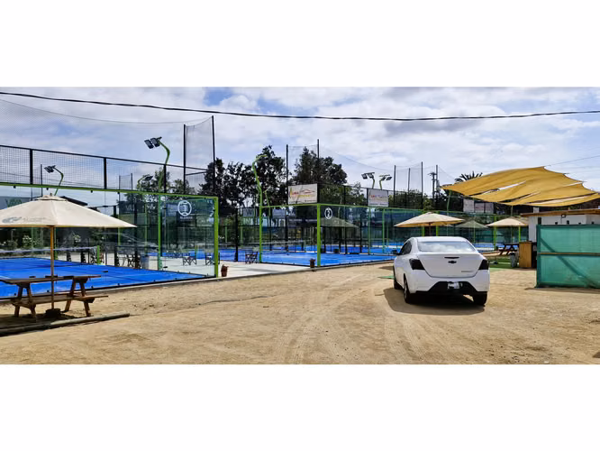 Venta de sitio de 29.375 m2., loteo dividido en 5 parcelas, con 4 canchas de Padel, en Quillota. 15.000 UF.