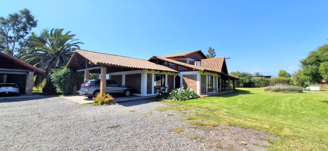 En venta hermosa casa  de 2 pisos, 310 m2., San Isidro, Quillota. 14.976 UF