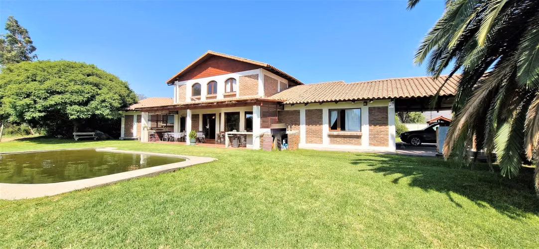 En venta hermosa casa  de 2 pisos, 310 m2., San Isidro, Quillota. 14.976 UF