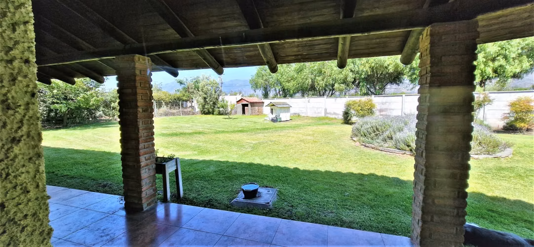 En venta hermosa casa  de 2 pisos, 310 m2., San Isidro, Quillota. 14.976 UF