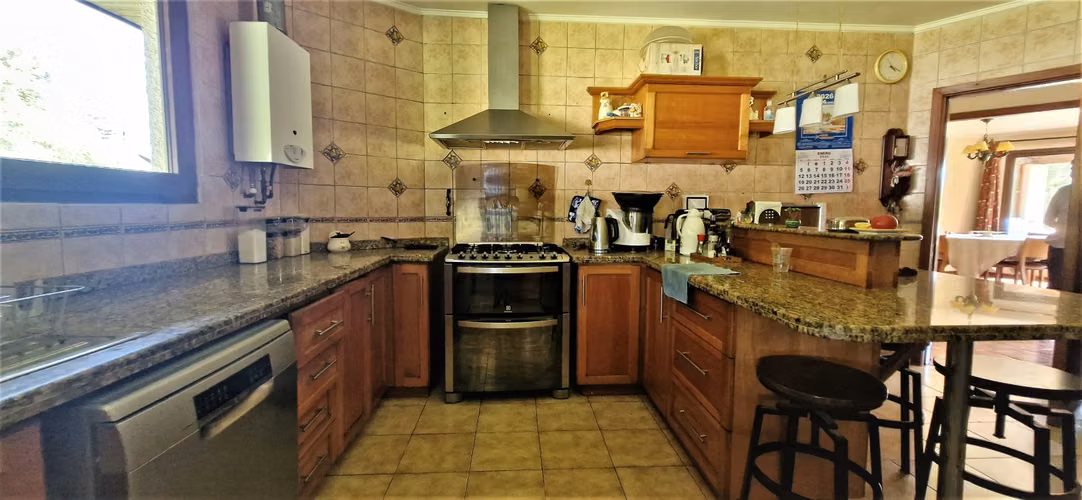 En venta hermosa casa  de 2 pisos, 310 m2., San Isidro, Quillota. 14.976 UF