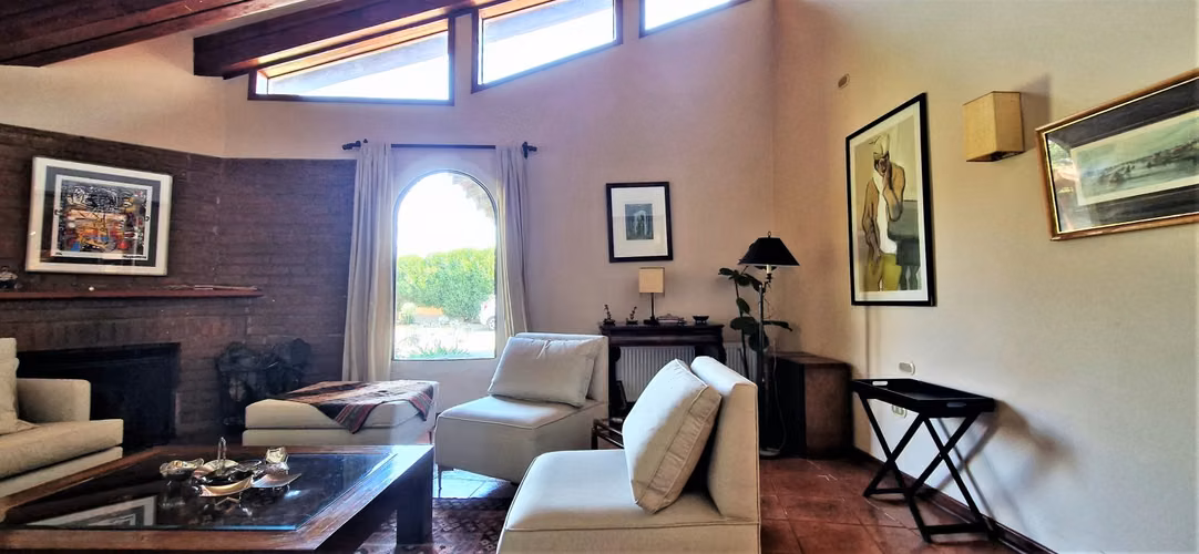 En venta hermosa casa  de 2 pisos, 310 m2., San Isidro, Quillota. 14.976 UF