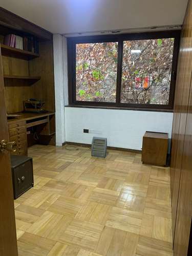 Amplia Oficina en Venta con Recepción y Cocina Amoblada - Imagen 7