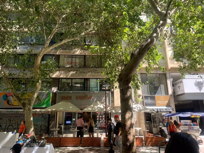 Amplia Oficina en Venta con Recepción y Cocina Amoblada