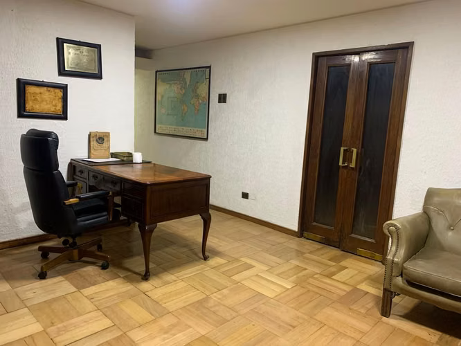 Amplia Oficina en Venta con Recepción y Cocina Amoblada - Imagen 4