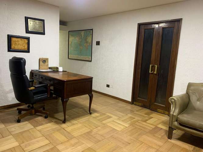 Amplia Oficina en Venta con Recepción y Cocina Amoblada - Imagen 4