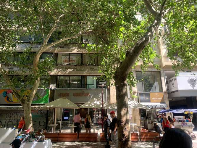 Amplia Oficina en Venta con Recepción y Cocina Amoblada
