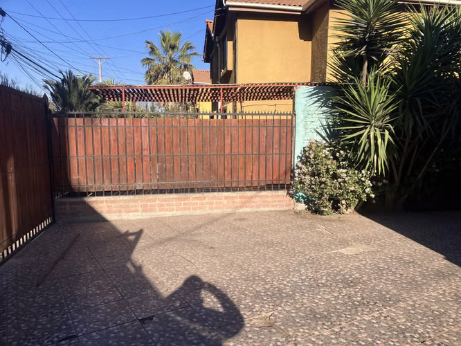 Amplia Casa de 2 Pisos, patio 3D + 2B  580 - La Manana, Peñaflor