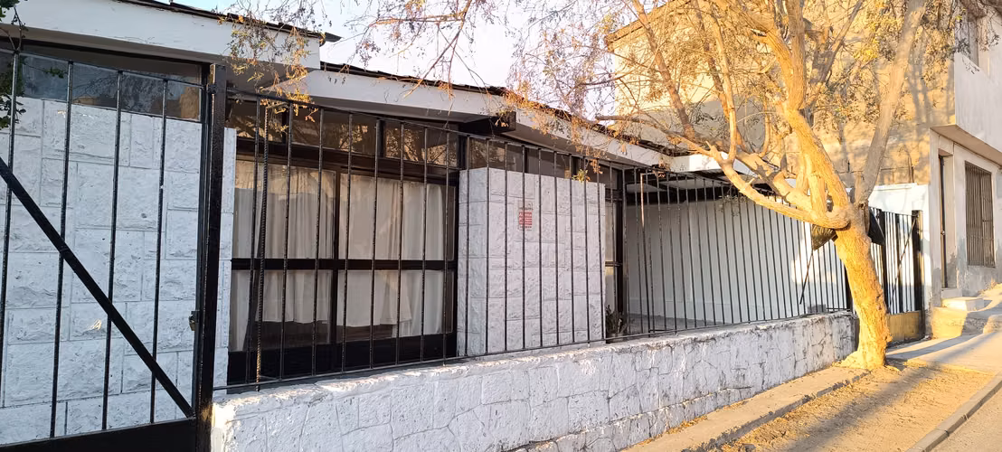 Casa de un Piso en COVIEFI - 4 Dormitorios, 3 Baños - Quincho y Gran Frente