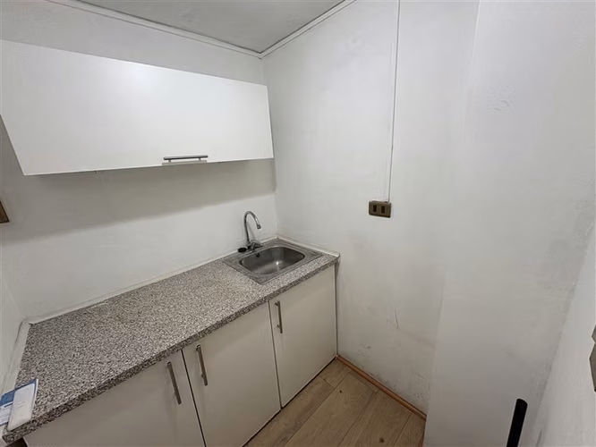 Oficina en arriendo 2 privados, baño y cocina en Providencia
