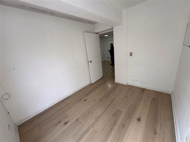 Oficina en arriendo 2 privados, baño y cocina en Providencia