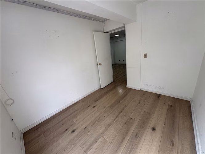 Oficina en arriendo 2 privados, baño y cocina en Providencia