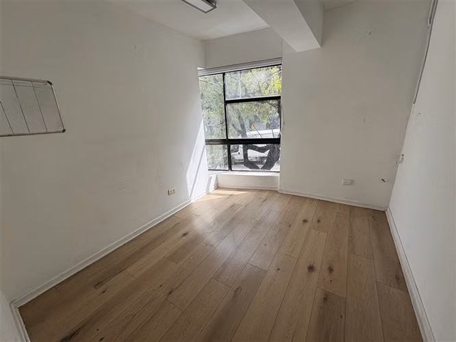 Oficina en arriendo 2 privados, baño y cocina en Providencia