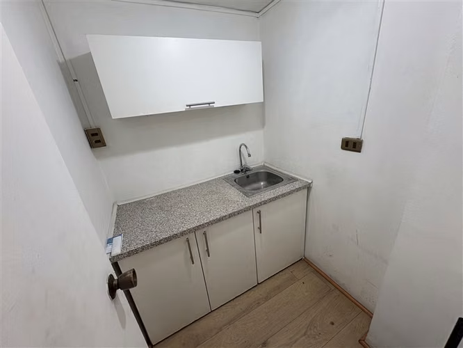 Oficina en arriendo 2 privados, baño y cocina en Providencia