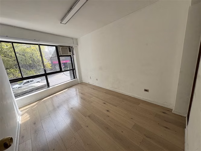 Oficina en arriendo 2 privados, baño y cocina en Providencia