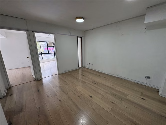 Oficina en arriendo 2 privados, baño y cocina en Providencia