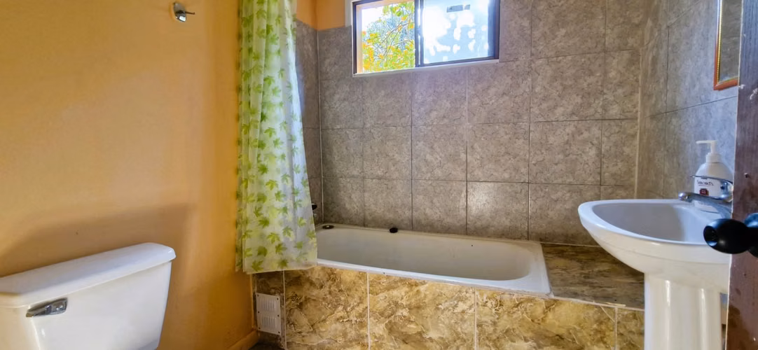 Venta de parcela con casa y 3 cabañas, en terreno de 5000 m2.,  en Olmué. 425 M$.