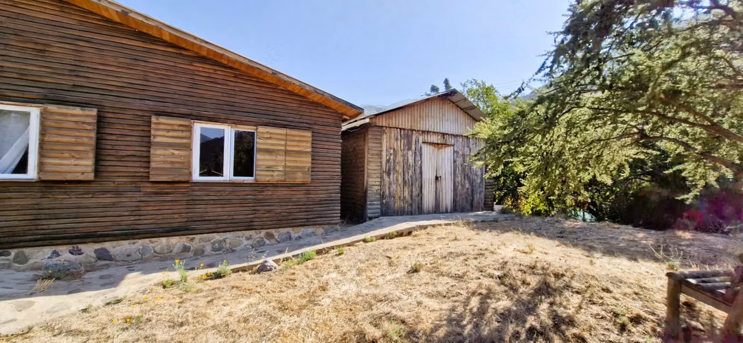 Venta de parcela con casa y 3 cabañas, en terreno de 5000 m2.,  en Olmué. 425 M$.