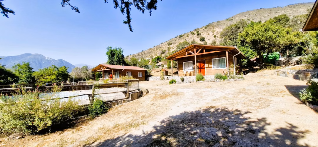 Venta de parcela con casa y 3 cabañas, en terreno de 5000 m2.,  en Olmué. 425 M$.