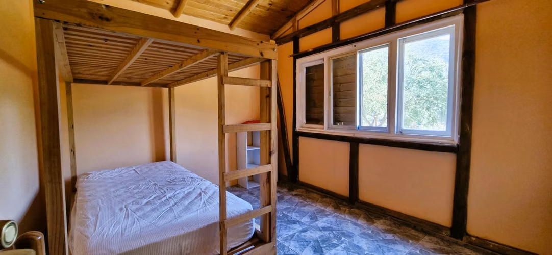 Venta de parcela con casa y 3 cabañas, en terreno de 5000 m2.,  en Olmué. 425 M$.