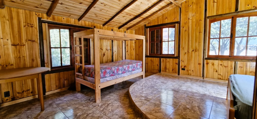 Venta de parcela con casa y 3 cabañas, en terreno de 5000 m2.,  en Olmué. 425 M$.