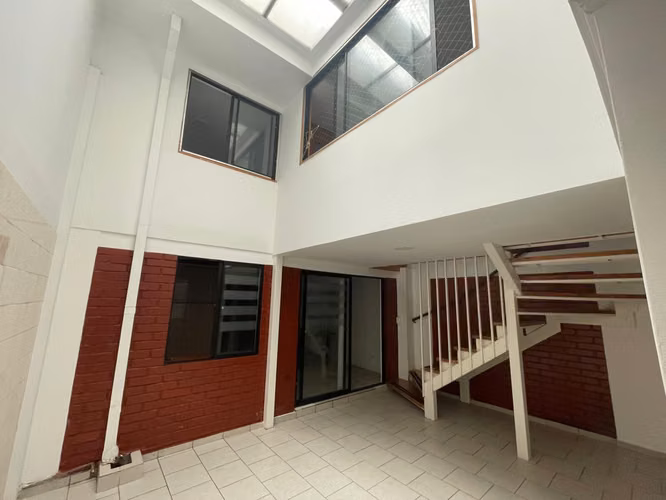 Se Arrienda inmueble con oficinas para empresas