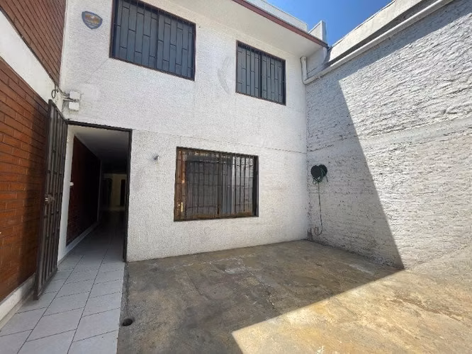 Se Arrienda inmueble con oficinas para empresas