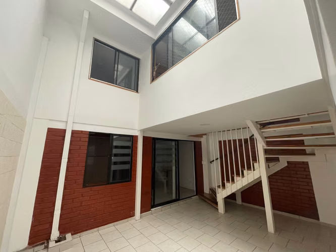 Se Arrienda inmueble con oficinas para empresas