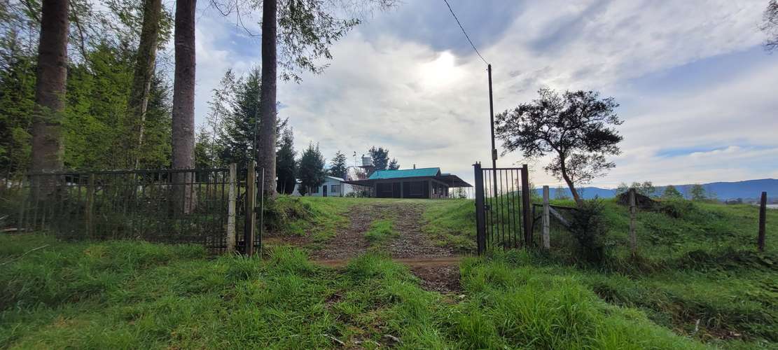 PARCELA 1 ha CON 2 CASAS 200 m2, QUINCHO, SAUNA Y TINAJA – El Liuco, Gorbea