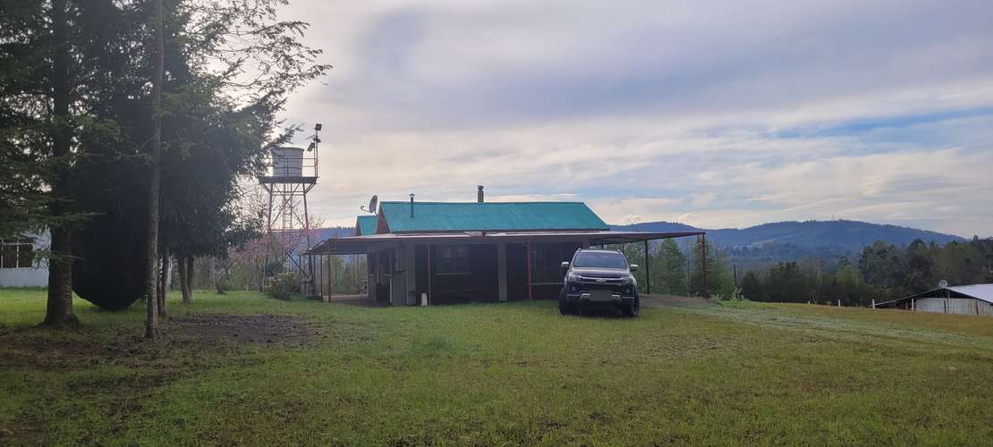 PARCELA 1 ha CON 2 CASAS 200 m2, QUINCHO, SAUNA Y TINAJA – El Liuco, Gorbea