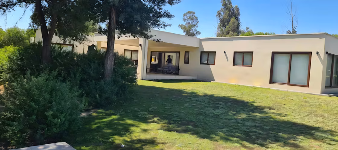 GRAN CASA  MODERNA CON PISCINA , TINAJA Y CANCHA DE FUTBOL