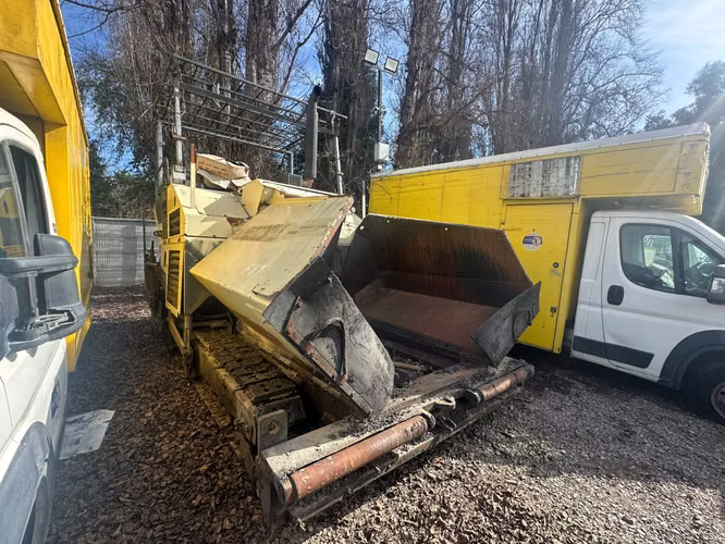 EXTENDEDORA DE ASFALTO MARCA TITAN MODELO 6820 AÑO 2007