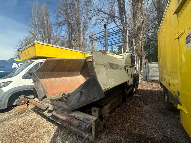 EXTENDEDORA DE ASFALTO MARCA TITAN MODELO 6820 AÑO 2007
