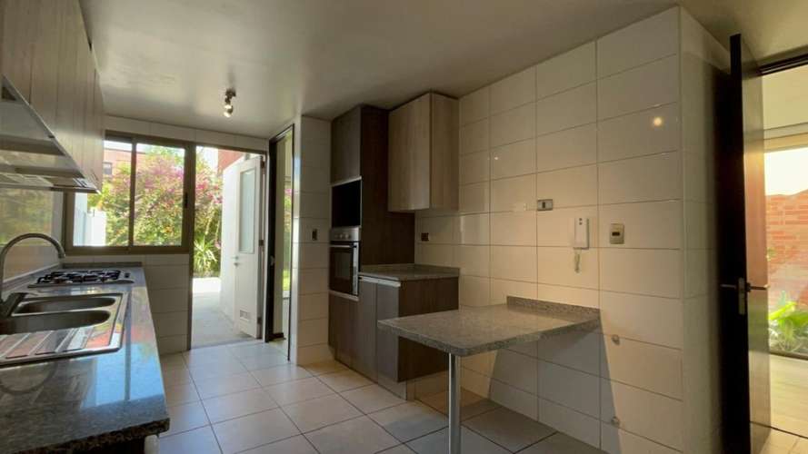 HERMOSA CASA EN ARRIENDO – HUECHURABA