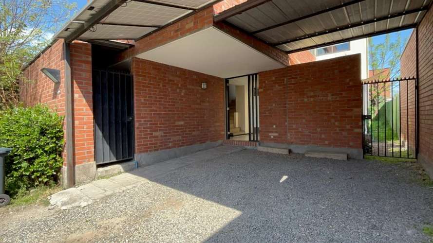 HERMOSA CASA EN ARRIENDO – HUECHURABA
