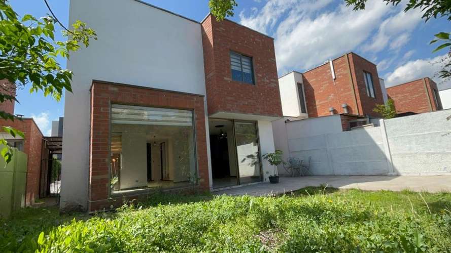 HERMOSA CASA EN ARRIENDO – HUECHURABA