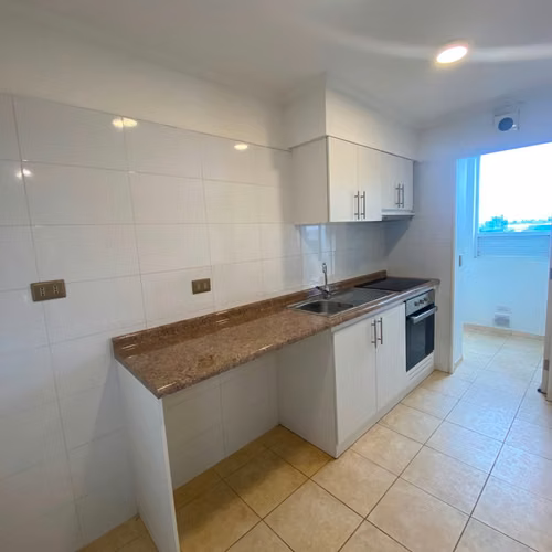 la cocina cuenta con logia para la instalación de la lavadora - Imagen 10